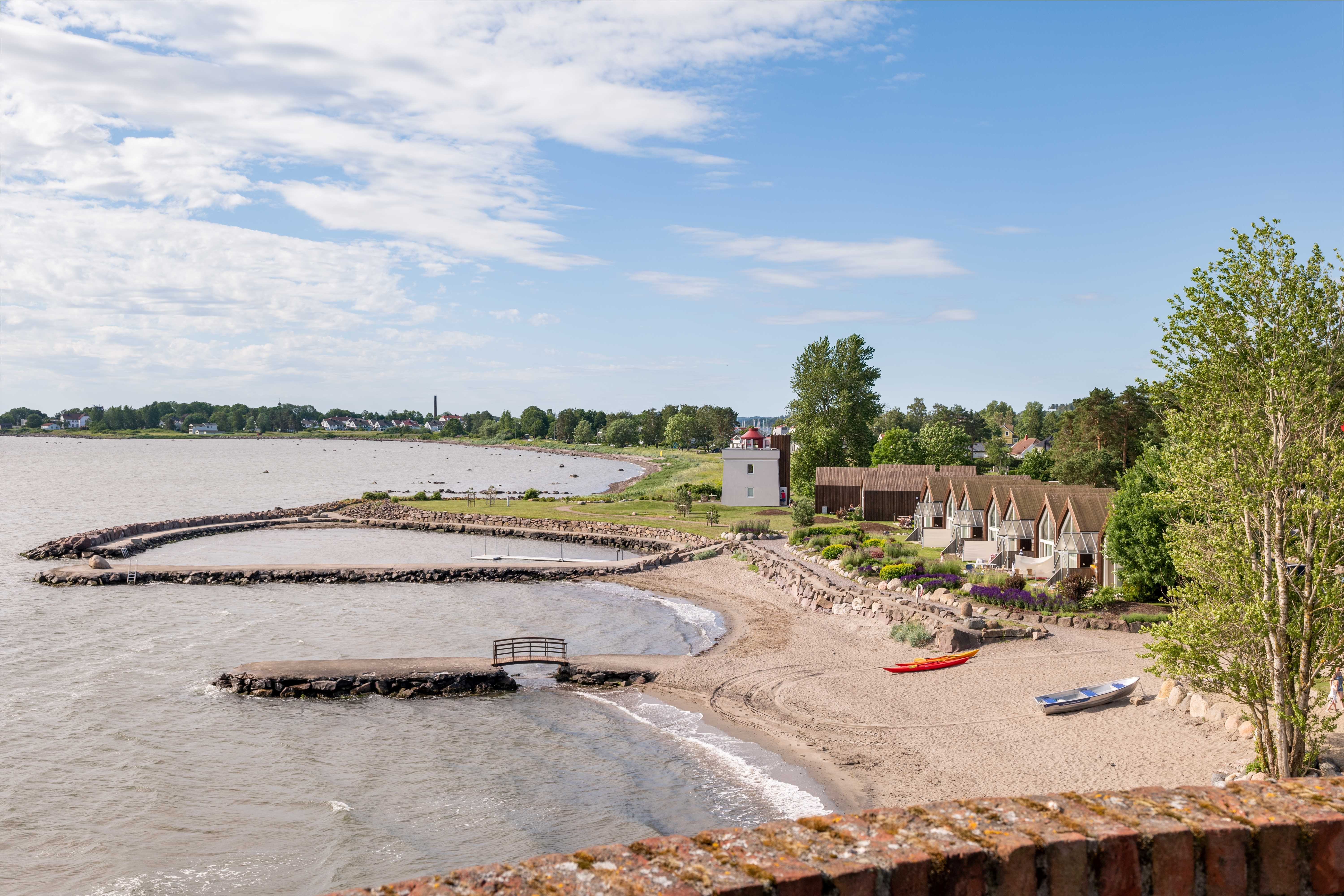 Overview of the beach and cabins
