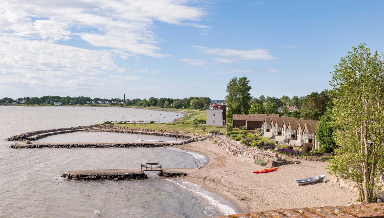 Overview of the beach and cabins