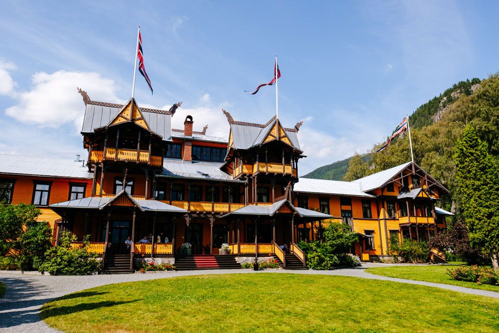 the facade of the Dalen Hotel