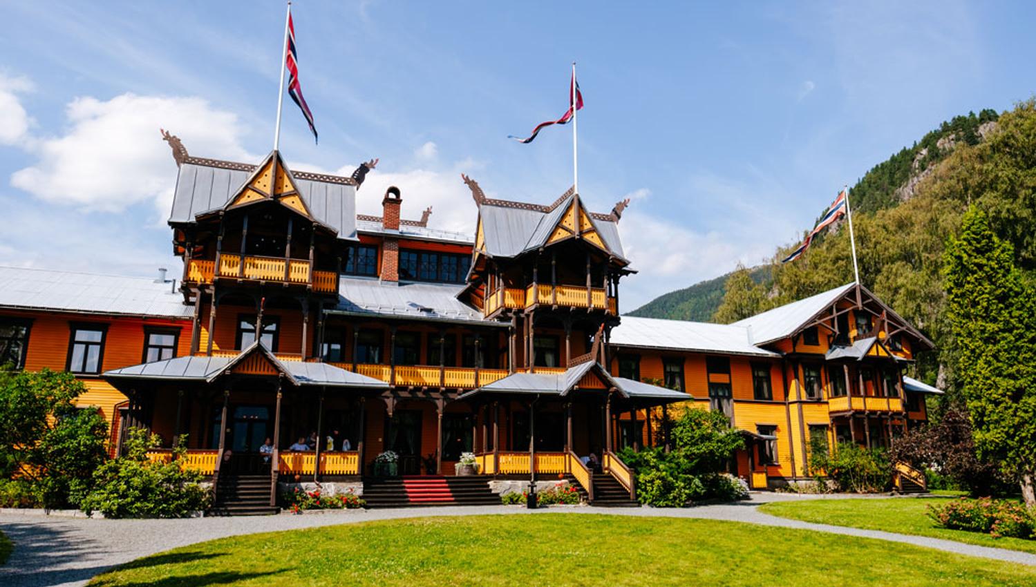 the facade of the Dalen Hotel