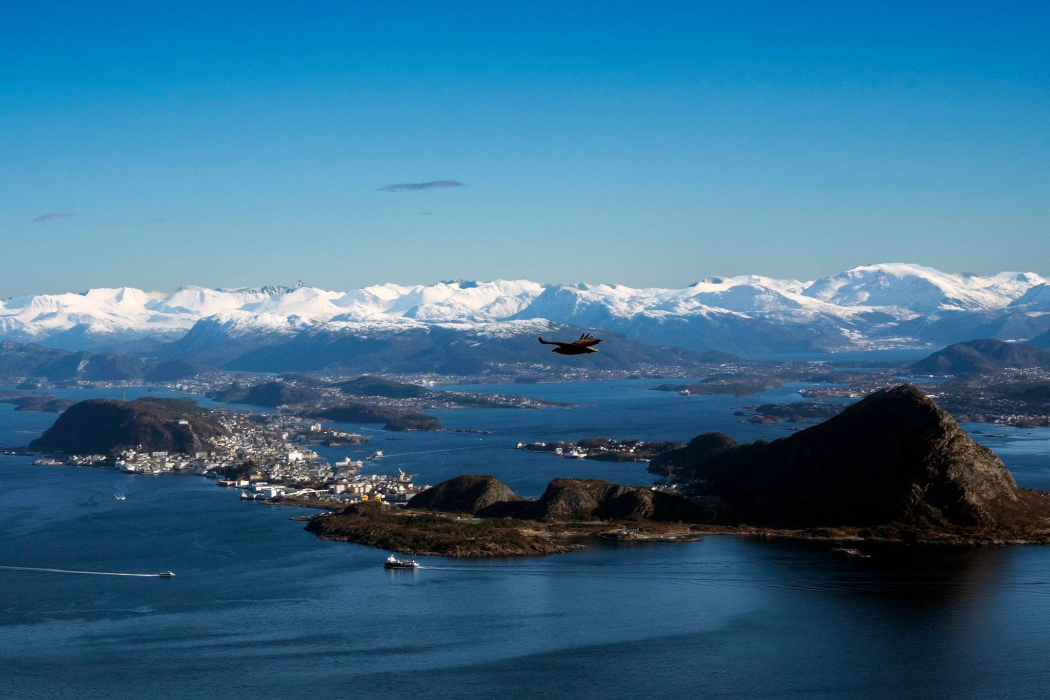 Ålesund fra luften, sett fra et ørneperspektiv.