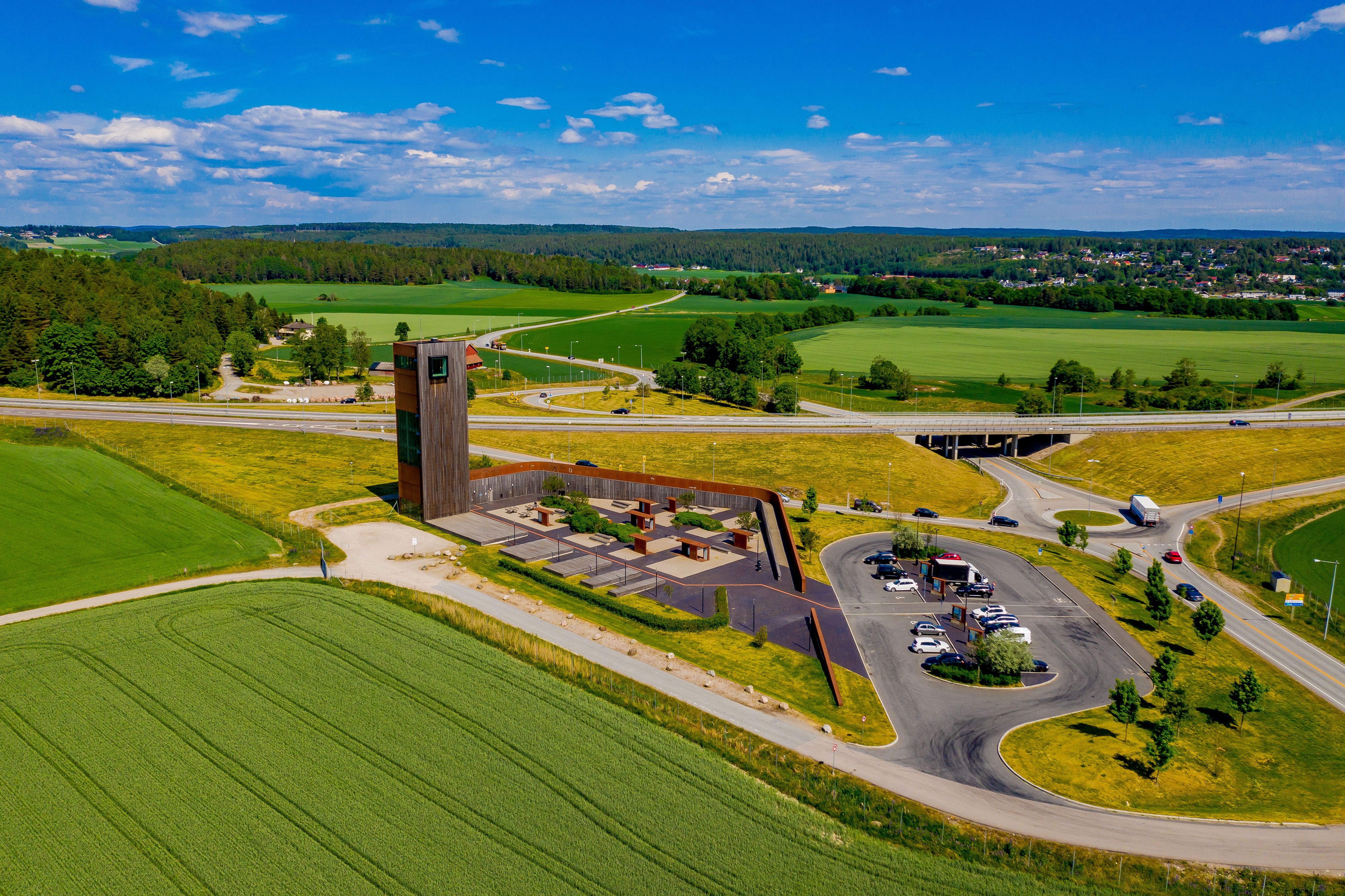 Dronebilde av Solbergtårnet, rasteplassen, parkeringsplassen og området rundt. Foto.