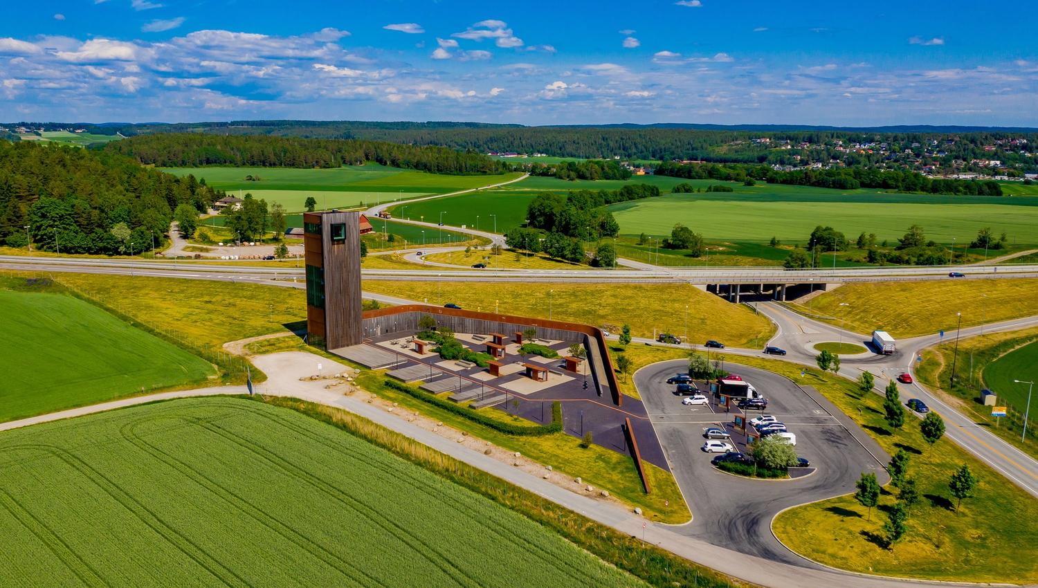 Dronebilde av Solbergtårnet, rasteplassen, parkeringsplassen og området rundt. Foto.