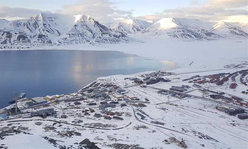Longyearbyen and nearby snow-covered mountains seen from Platåfjellet