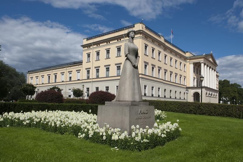 The Palace behind a sculpture of Queen Maud.