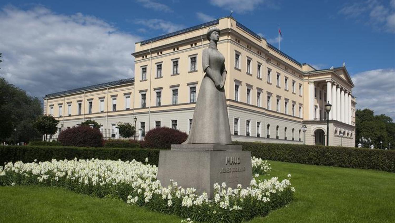 The Palace behind a sculpture of Queen Maud.