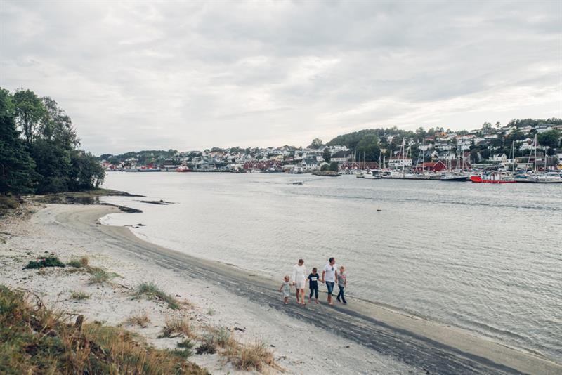 family walking along the water at Langøya swimming area 