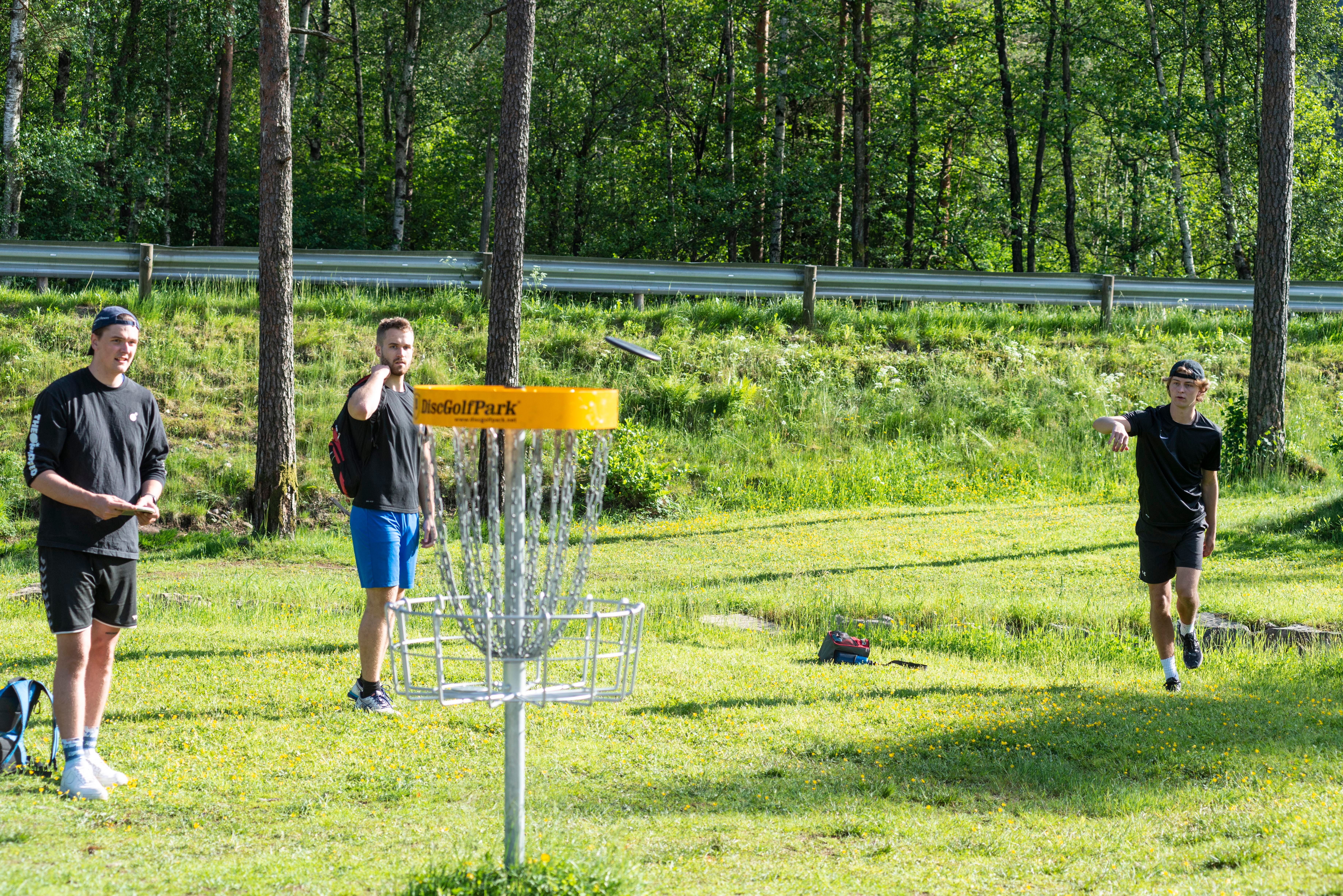 Spiller frisbeegolf i Konsmoparken