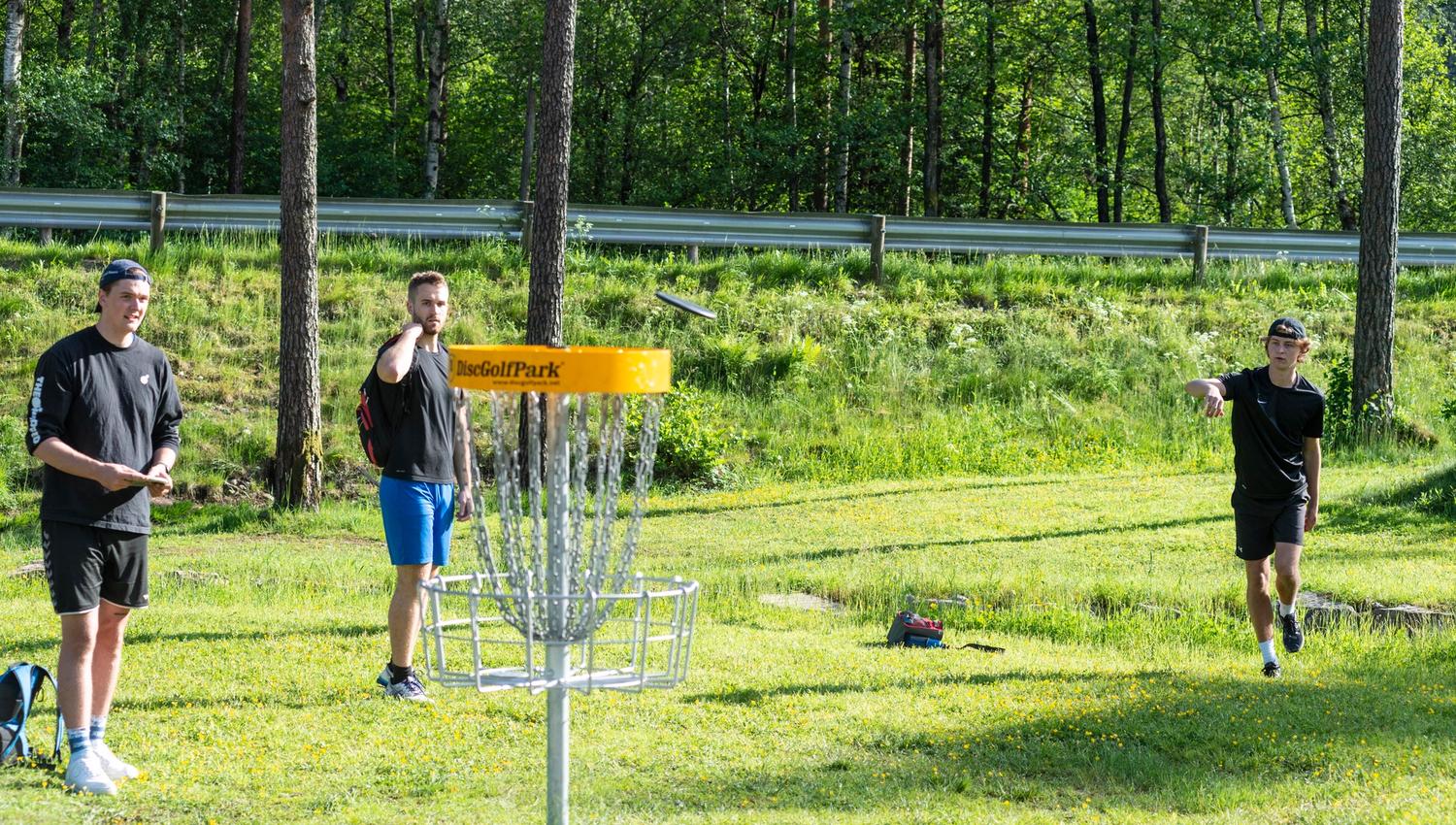 Spiller frisbeegolf i Konsmoparken