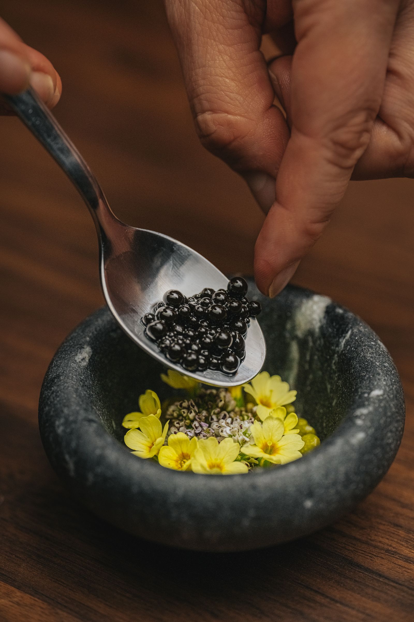 En skål med mat - fiskerogn og blomster