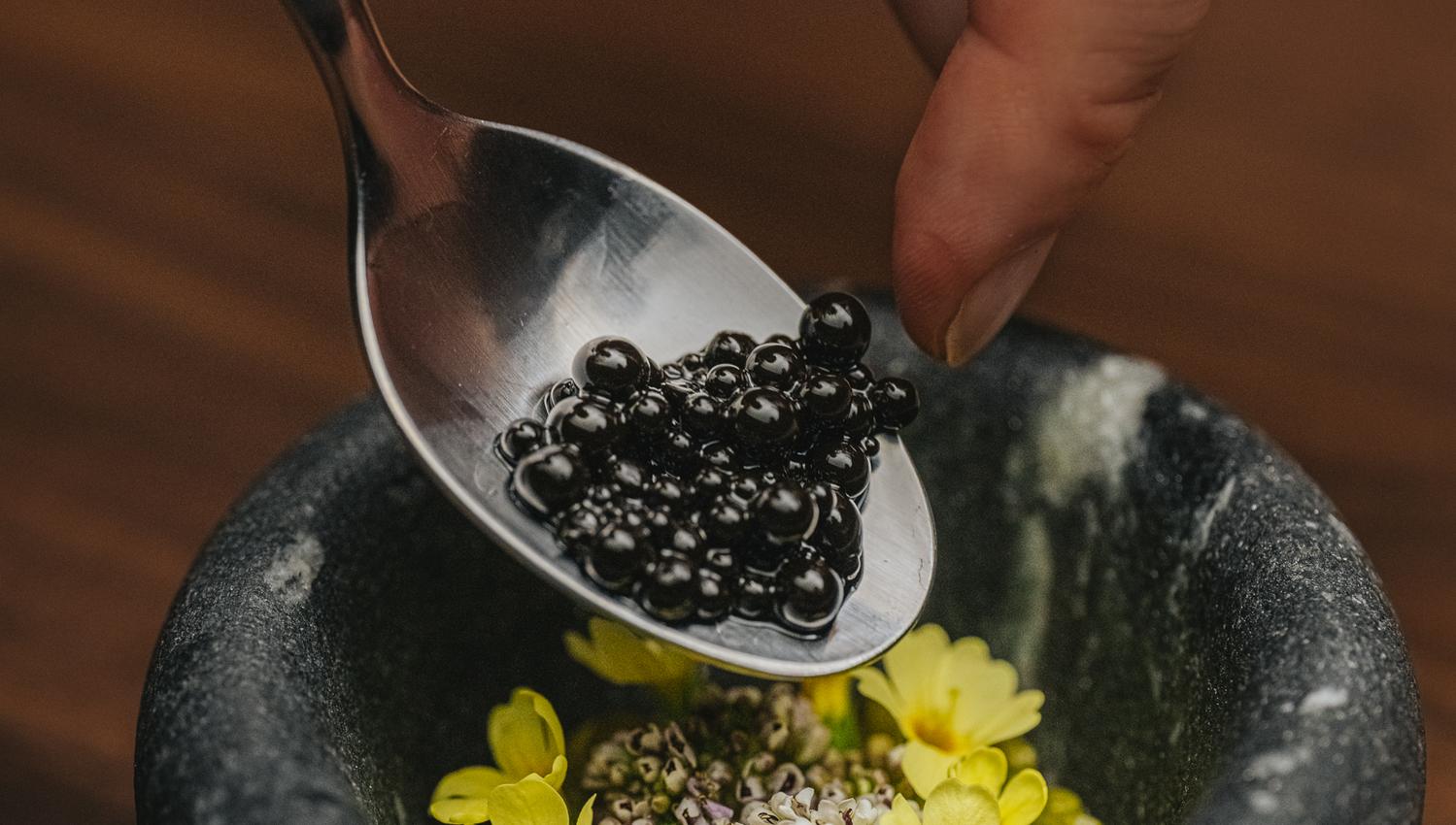 En skål med mat - fiskerogn og blomster