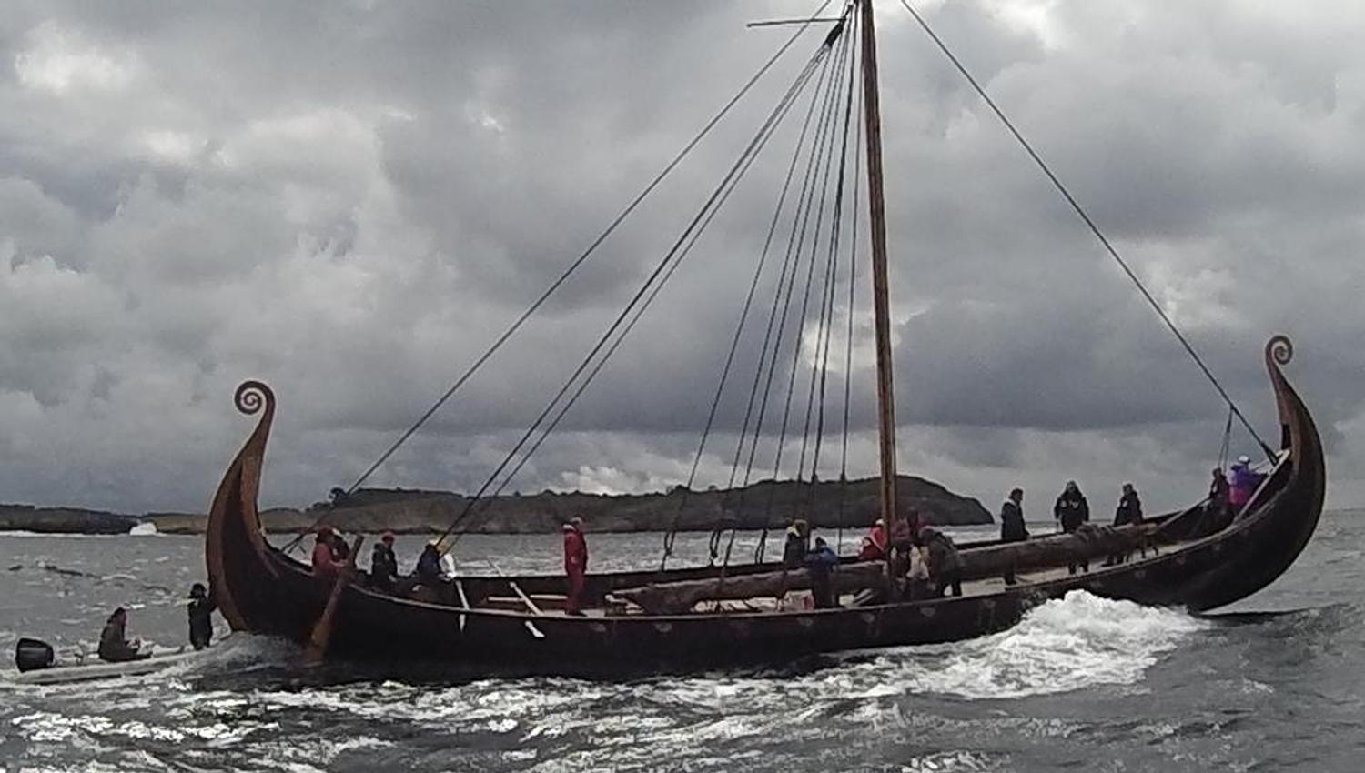 Vikingskipet Saga Oseberg på havet