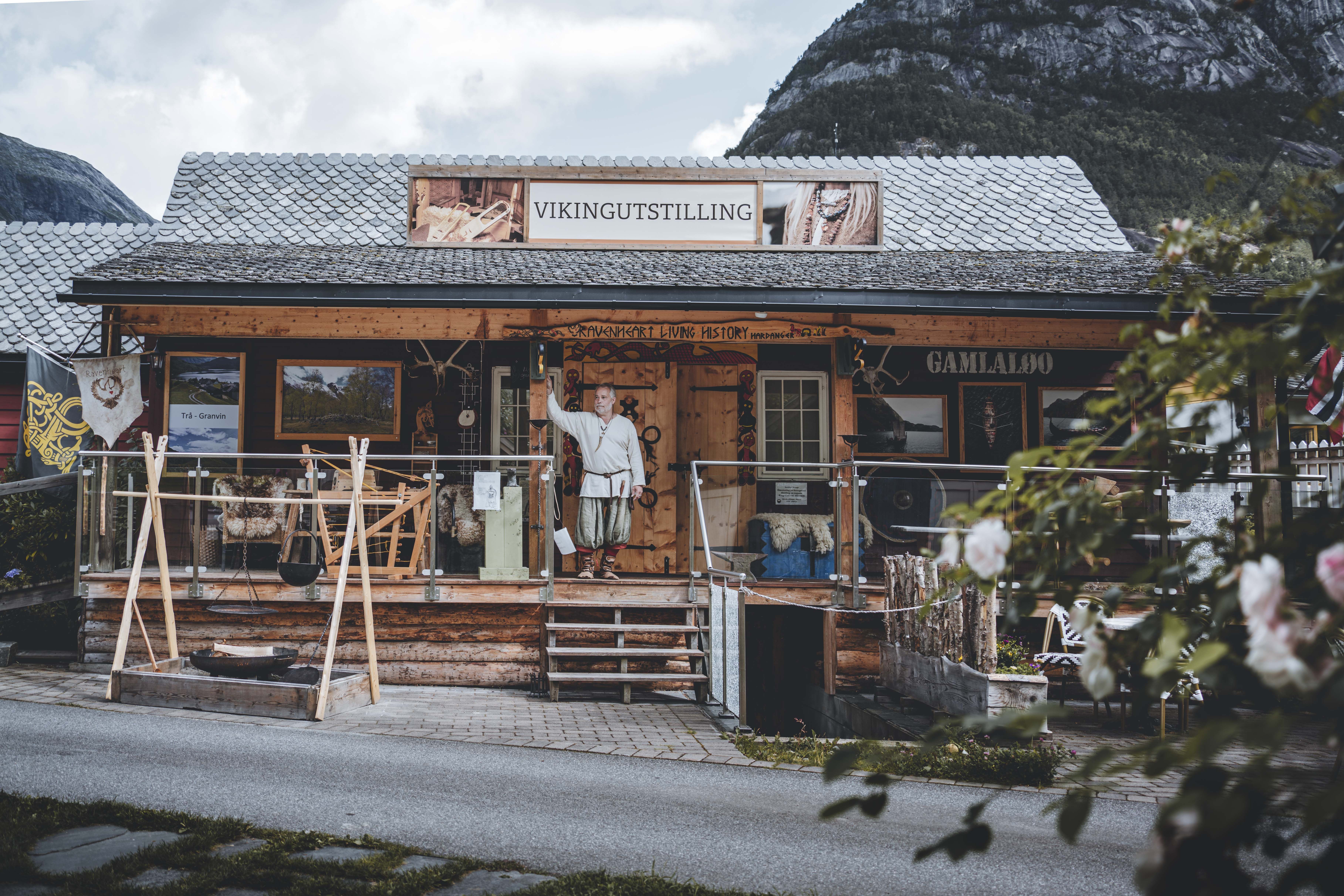 Das Wikinger-Ausstellungsgebäude von außen, ein als Wikinger verkleideter Mann steht am Eingang.