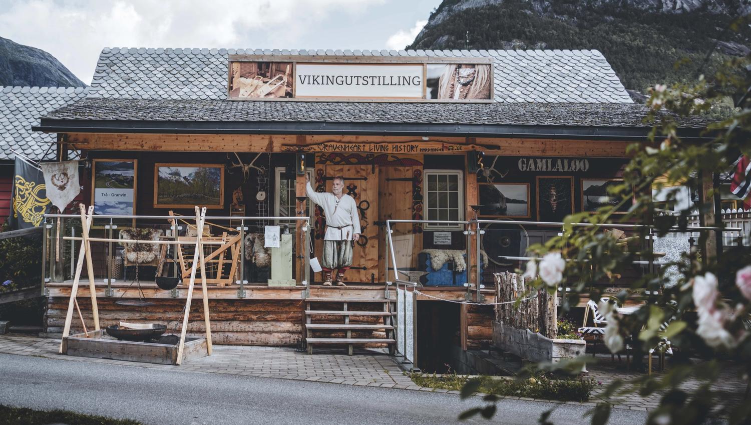 Das Wikinger-Ausstellungsgebäude von außen, ein als Wikinger verkleideter Mann steht am Eingang.