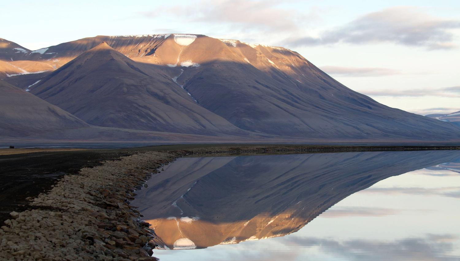 Bilde av operafjellet, tatt fra grusveien i Adventdalen