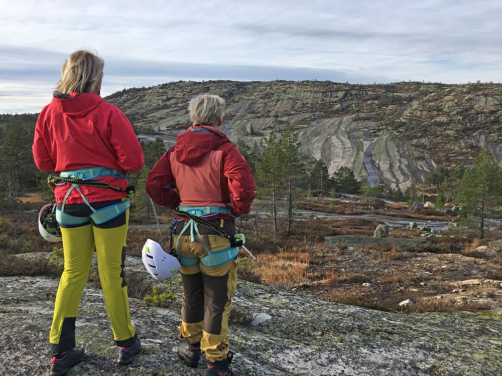 2 damer som ser over svabergene på Gautefall