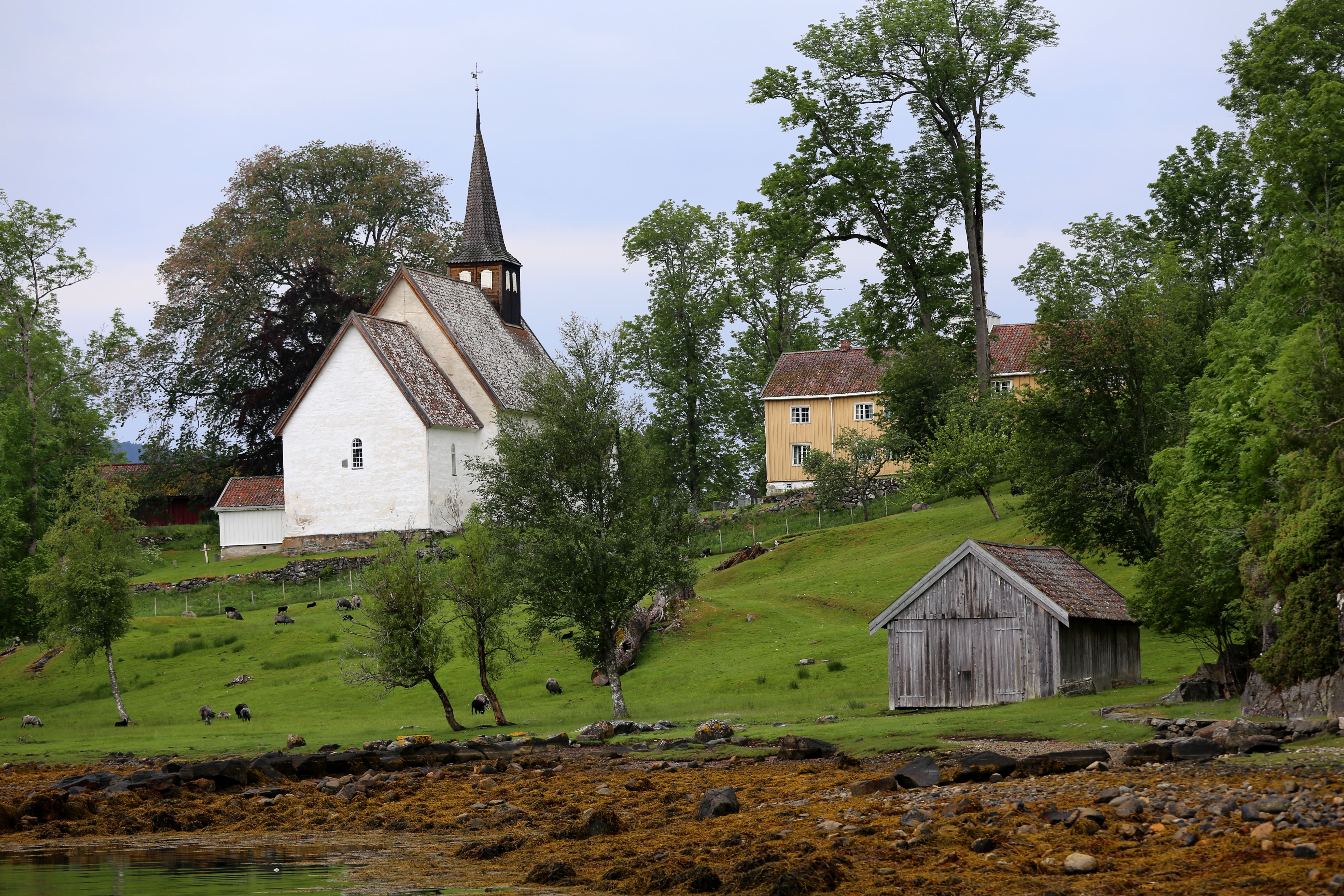 Middelalderkirka og prestegarden på Veøya.