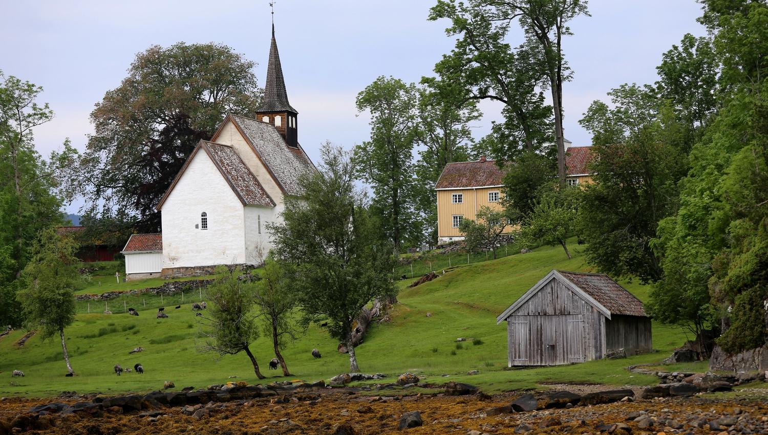 Middelalderkirka og prestegarden på Veøya.