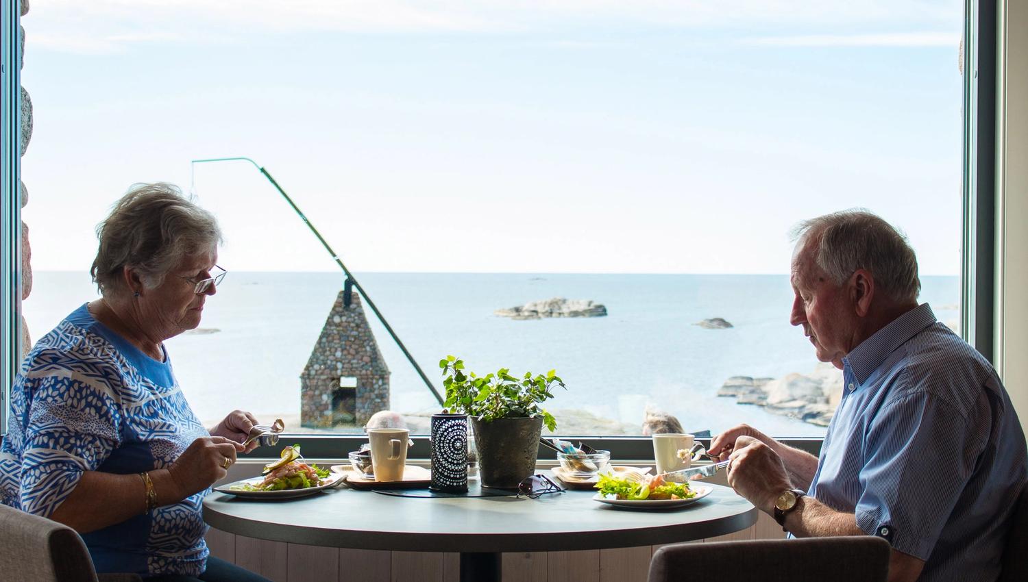 A delicious meal at Verdens Ende Spiseriet with a view to the tilting lighthouse