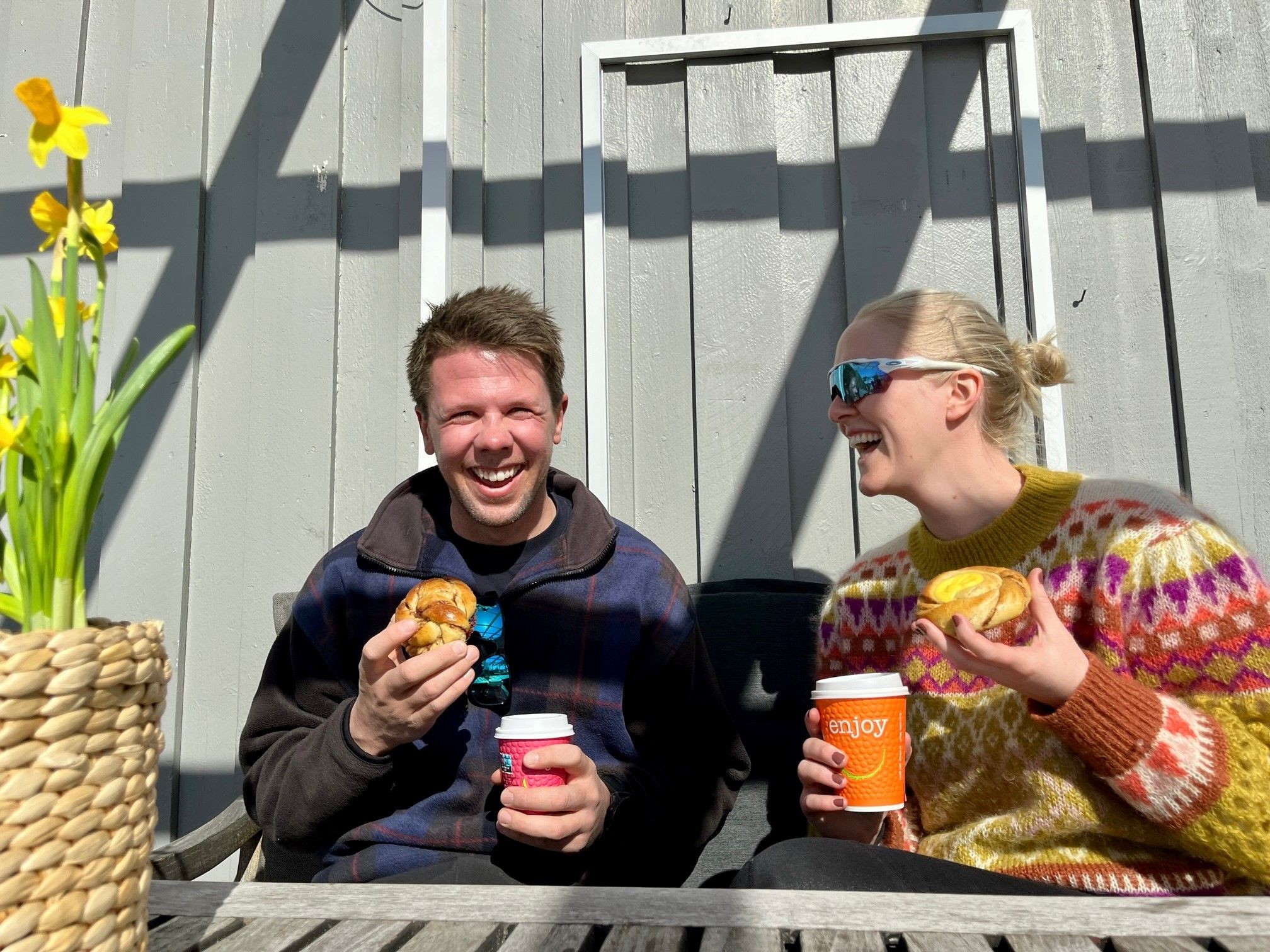 Fjordgløtt Kafé og landhandel på Eina i Vestre Toten.
Kos på uteserveringen.