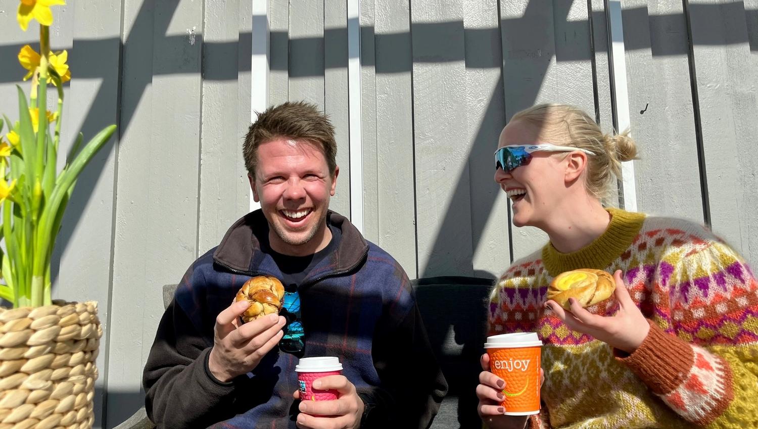 Fjordgløtt Kafé og landhandel på Eina i Vestre Toten.
Kos på uteserveringen.