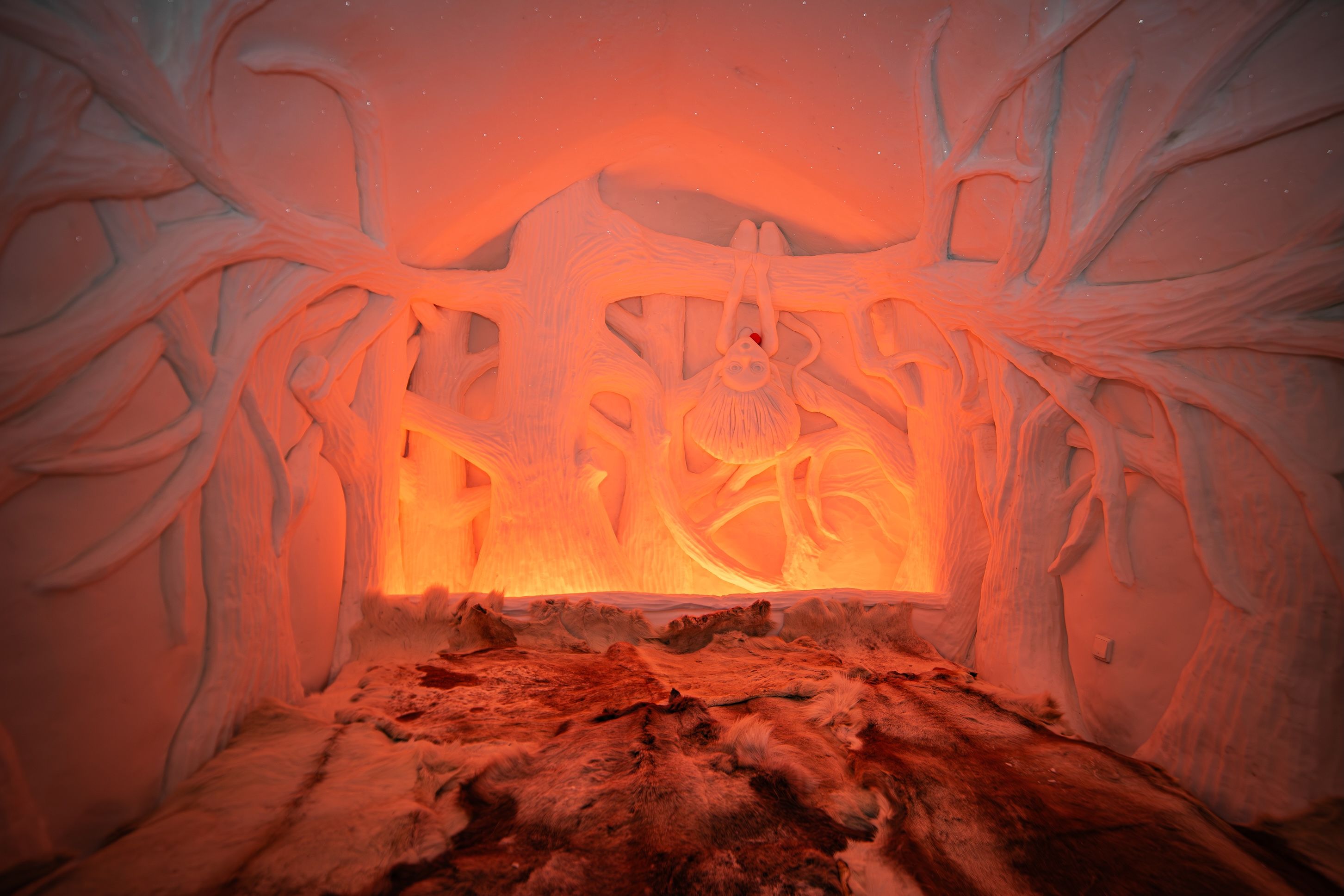 Betreed deze betoverende kamer, waar kunst en natuur samenkomen in een surrealistisch landschap van witte boomstammen en warme oranje gloed. Een uniek visueel spektakel dat je meeneemt naar een winterwonderland vol creativiteit.