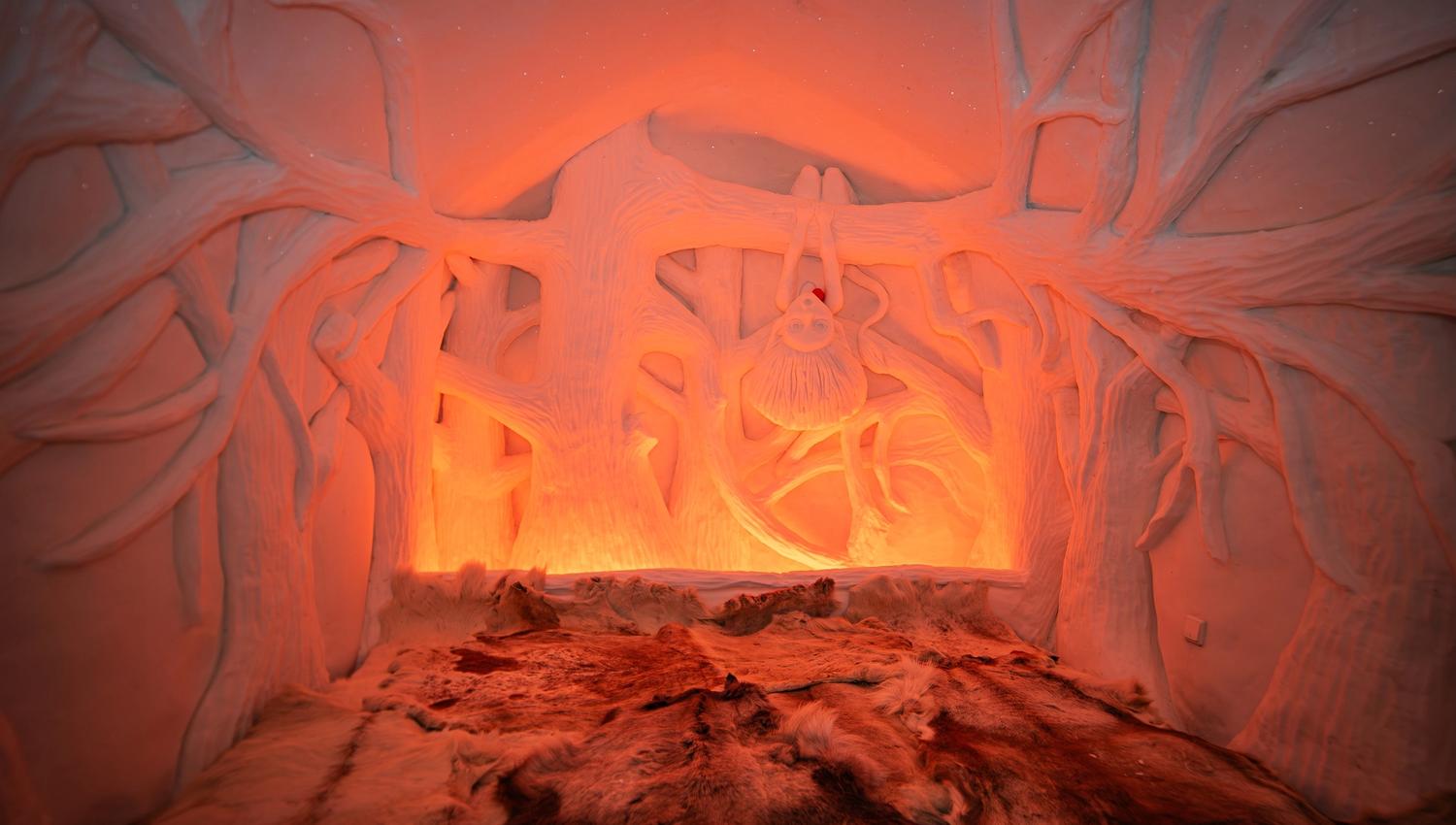Betreed deze betoverende kamer, waar kunst en natuur samenkomen in een surrealistisch landschap van witte boomstammen en warme oranje gloed. Een uniek visueel spektakel dat je meeneemt naar een winterwonderland vol creativiteit.