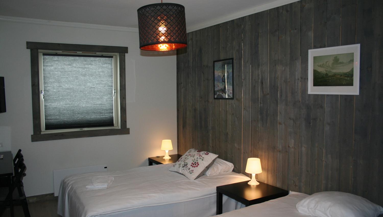 Comfortable twin room at Kvamseter Lodge in Hardanger with two single beds and a calm atmosphere.