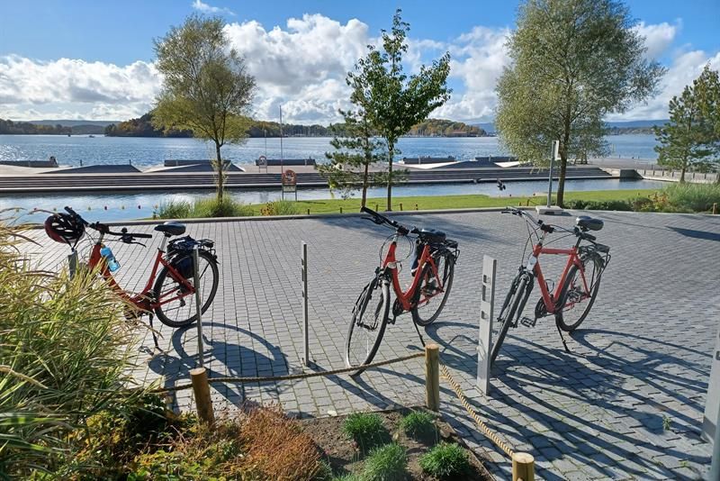 Tre sykler parkert ved Tjuvholmen.
