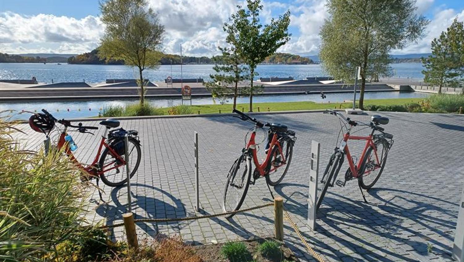 Tre sykler parkert ved Tjuvholmen.