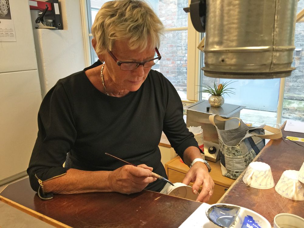 Porcelain decorator at Porsgrund's Porcelain Factory