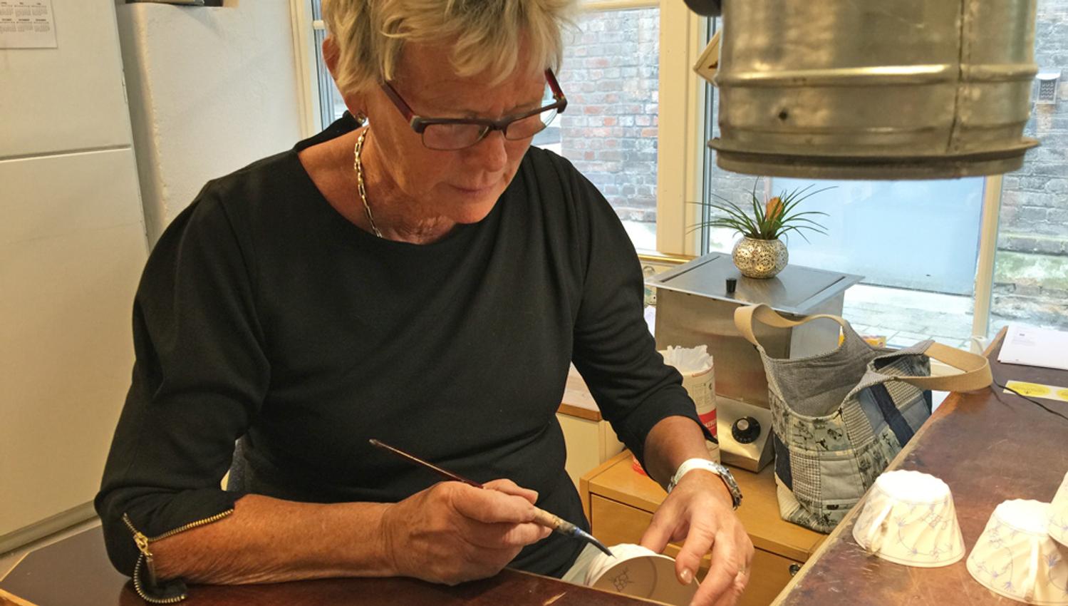 Porcelain decorator at Porsgrund's Porcelain Factory
