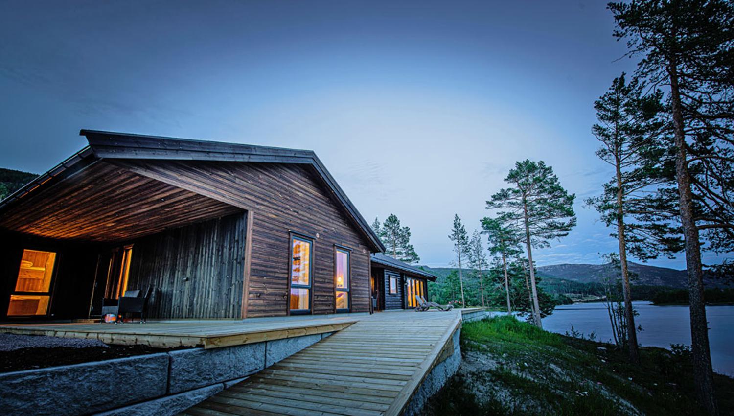 the cottage "Lakeside Haven" located on a small peninsula