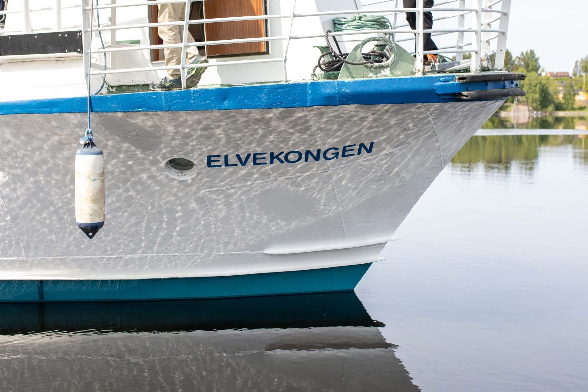 baugen på en hvit båt med elvekongen skrevet på