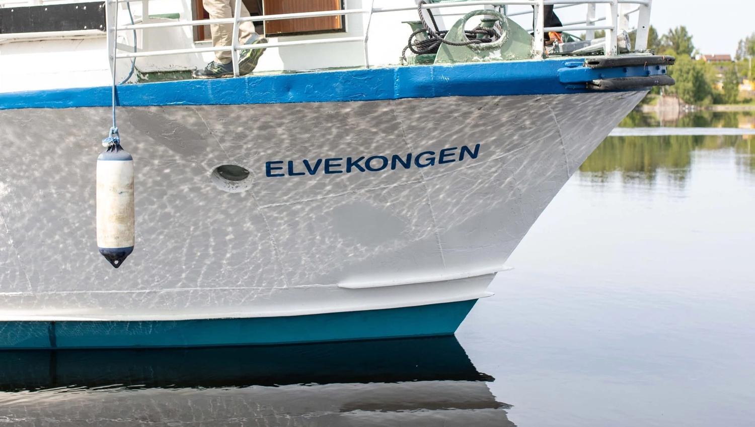 baugen på en hvit båt med elvekongen skrevet på