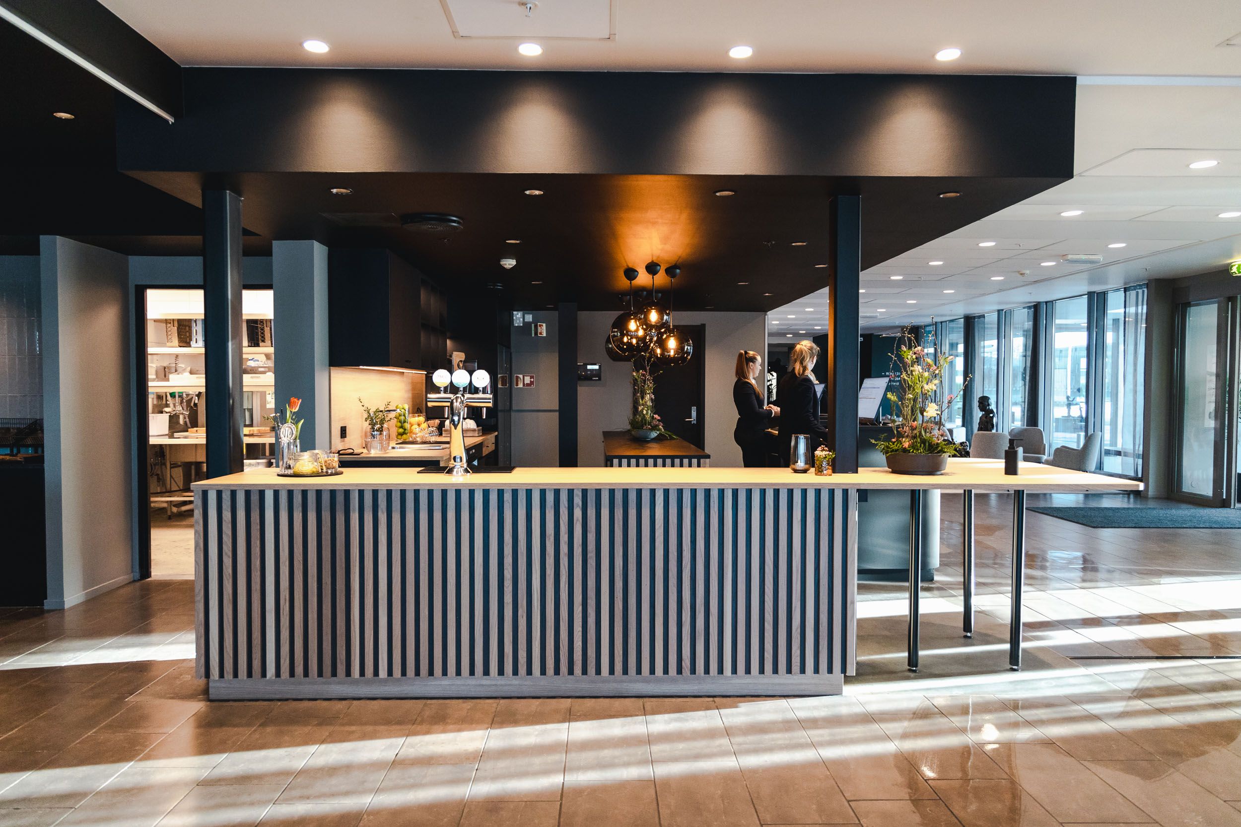 Bar og resepsjon med svarte disker