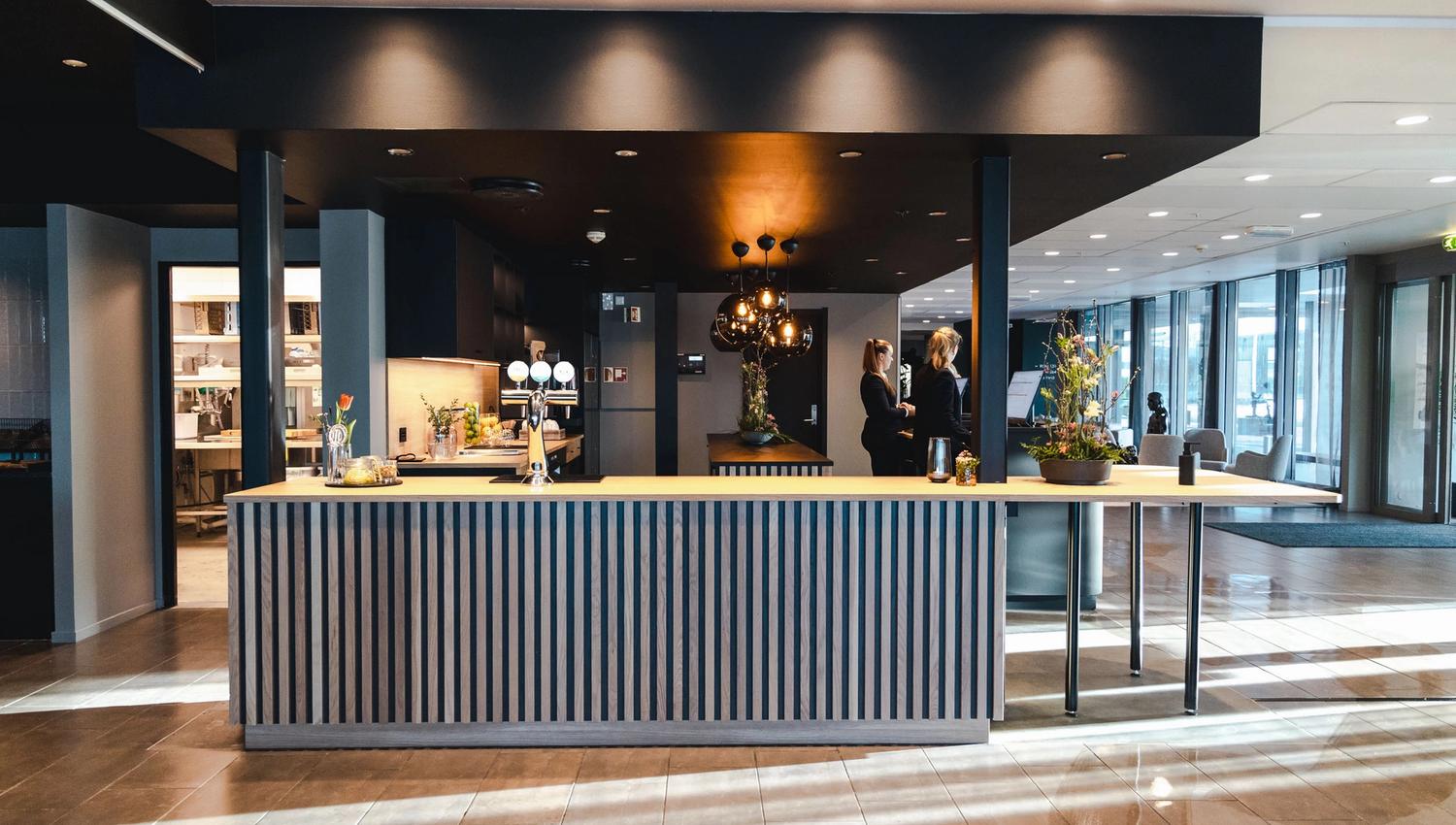 Bar og resepsjon med svarte disker