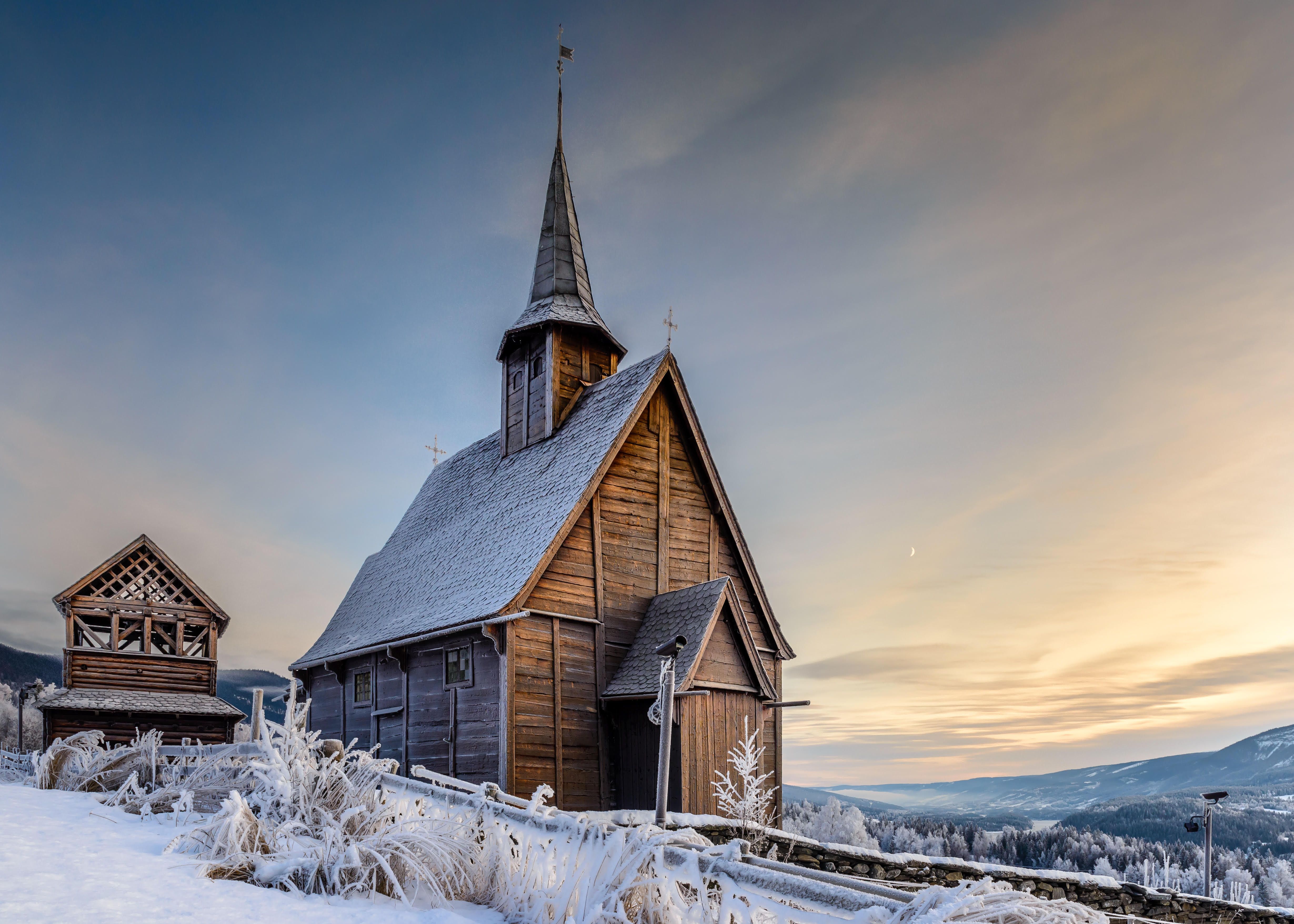 Lomen stavkyrkje i vinterdrakt