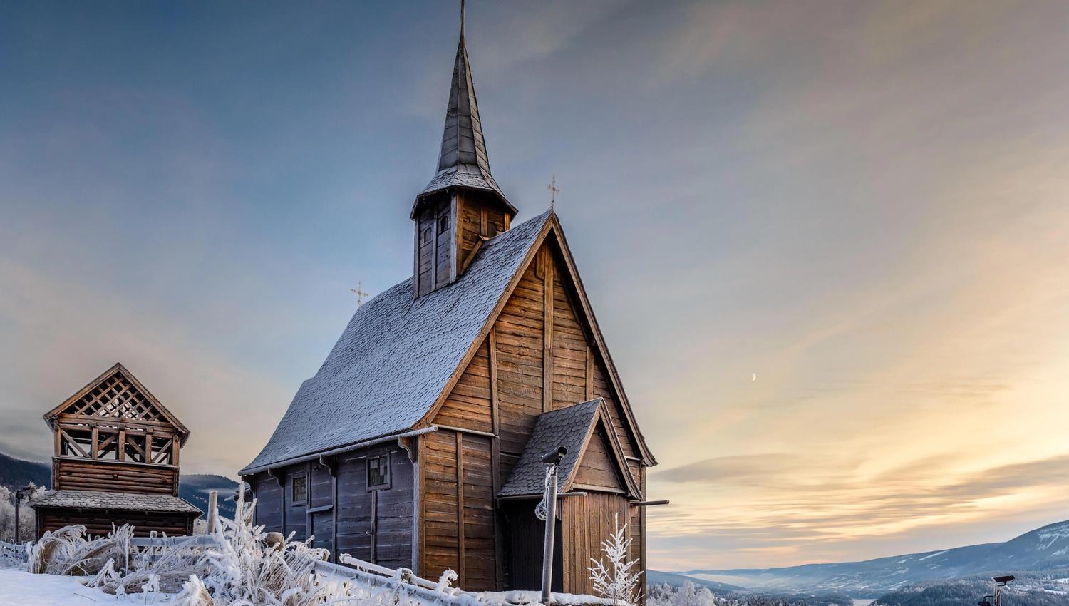 Lomen stavkyrkje i vinterdrakt