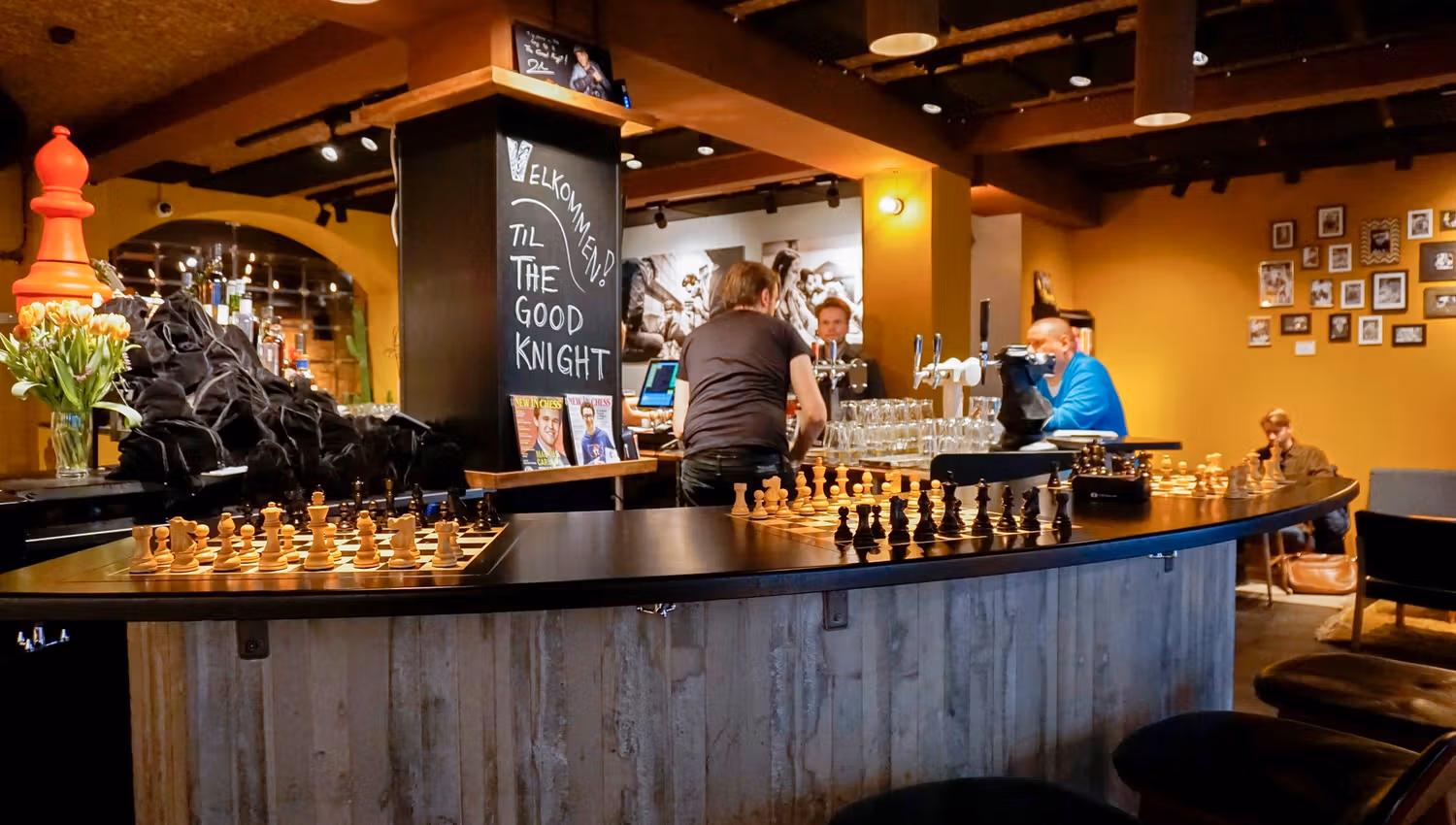 sjakkbrett som står i baren