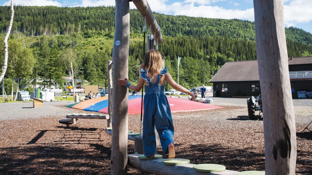 Barn som leker på lekeplass