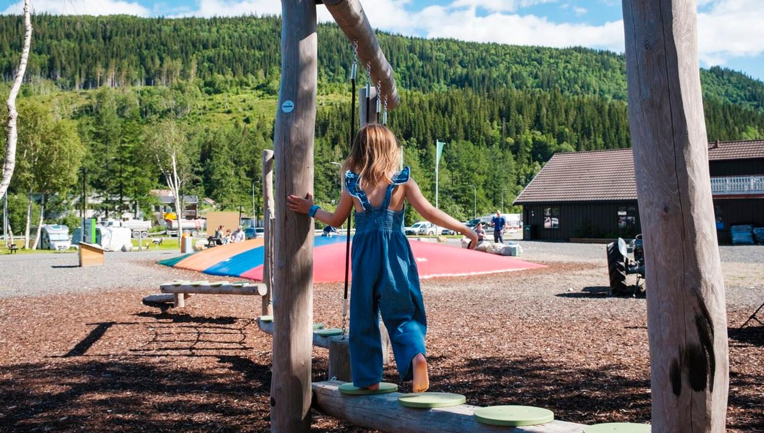 Barn som leker på lekeplass