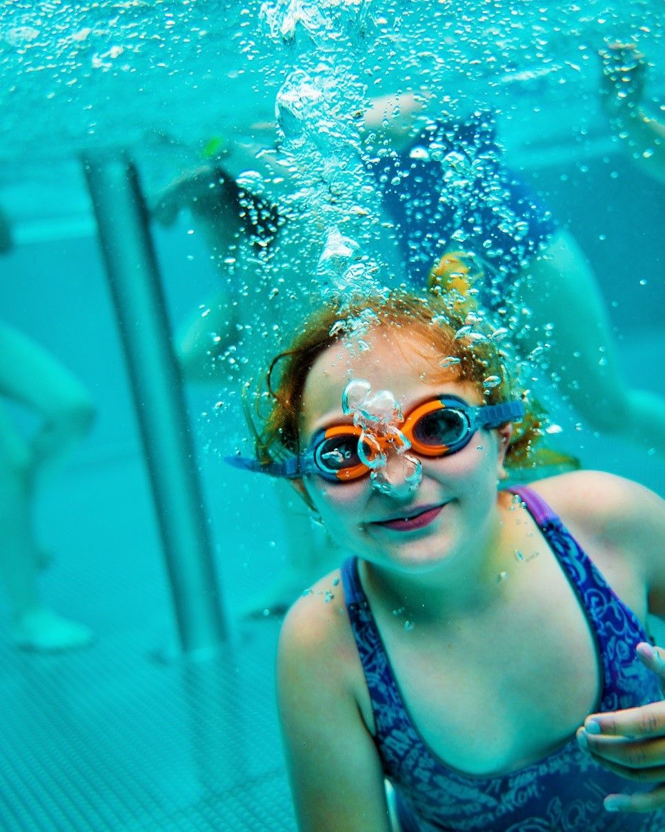 A girl diving under water