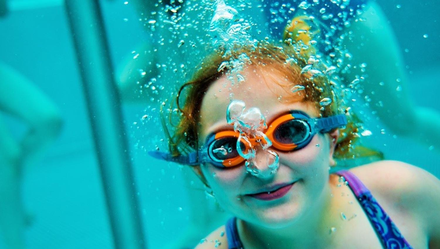 A girl diving under water