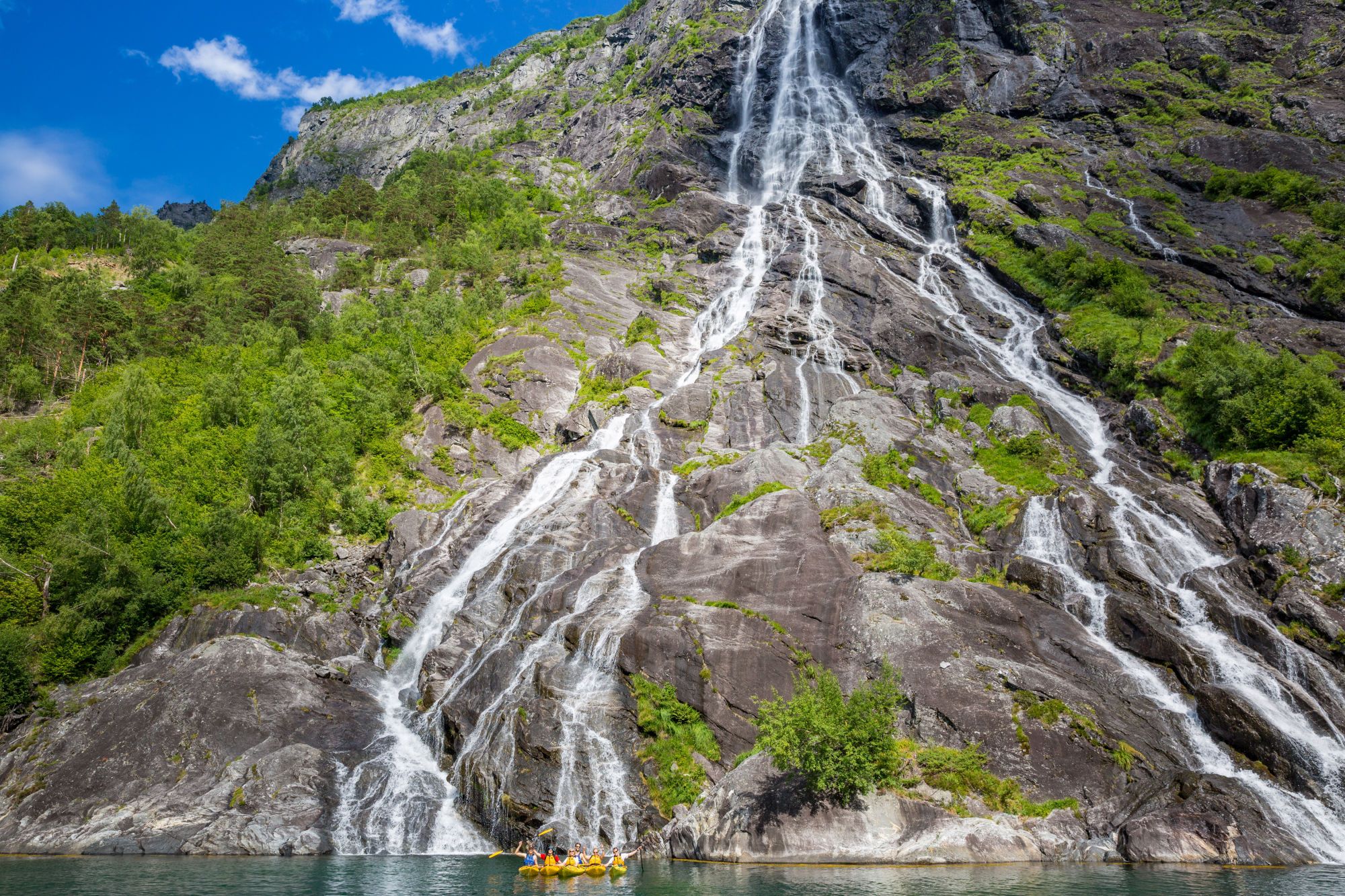 Padletur ved foss i Valldal