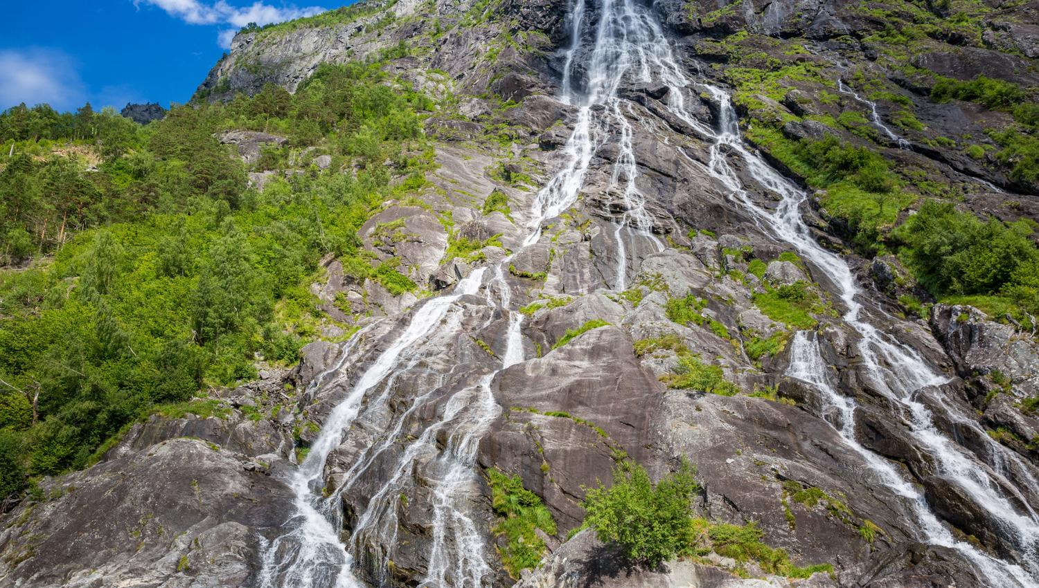 Padletur ved foss i Valldal