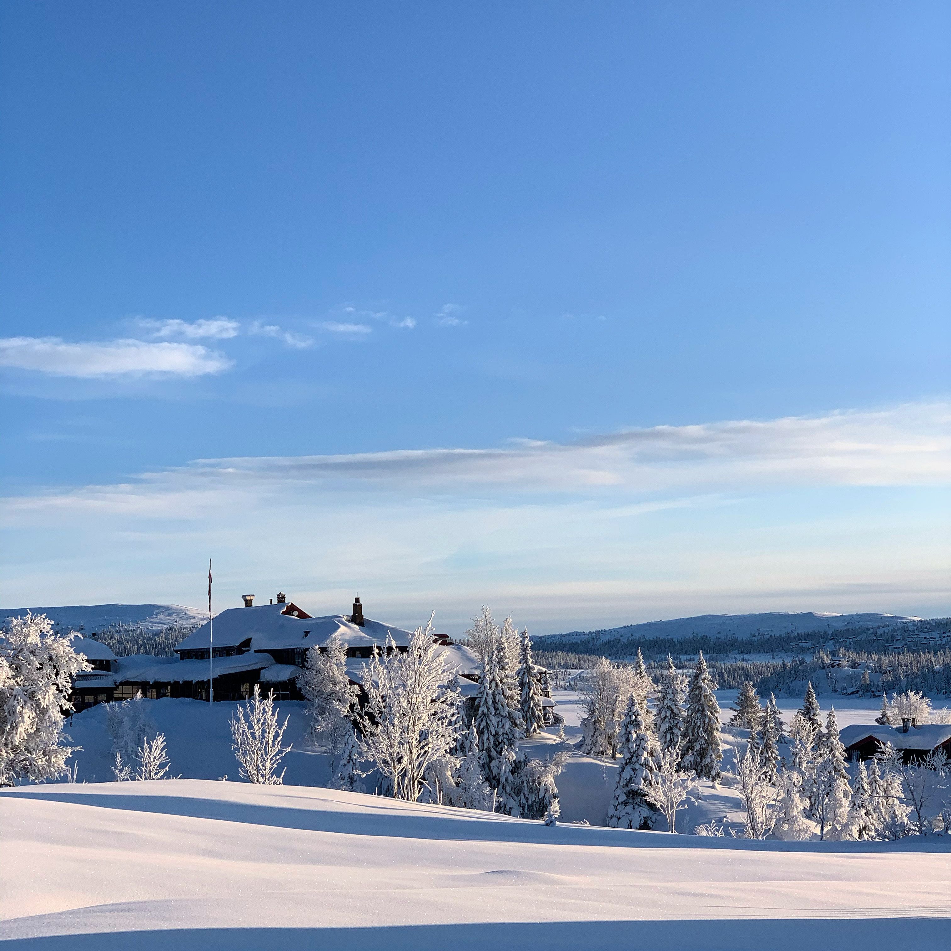 Rustad hotell og fjellstue på Sjusjøen om vinteren.