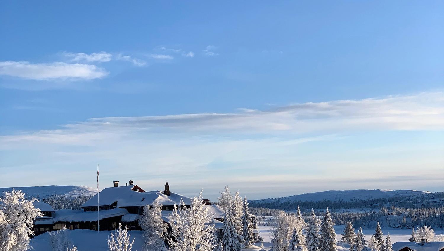 Rustad hotell og fjellstue på Sjusjøen om vinteren.