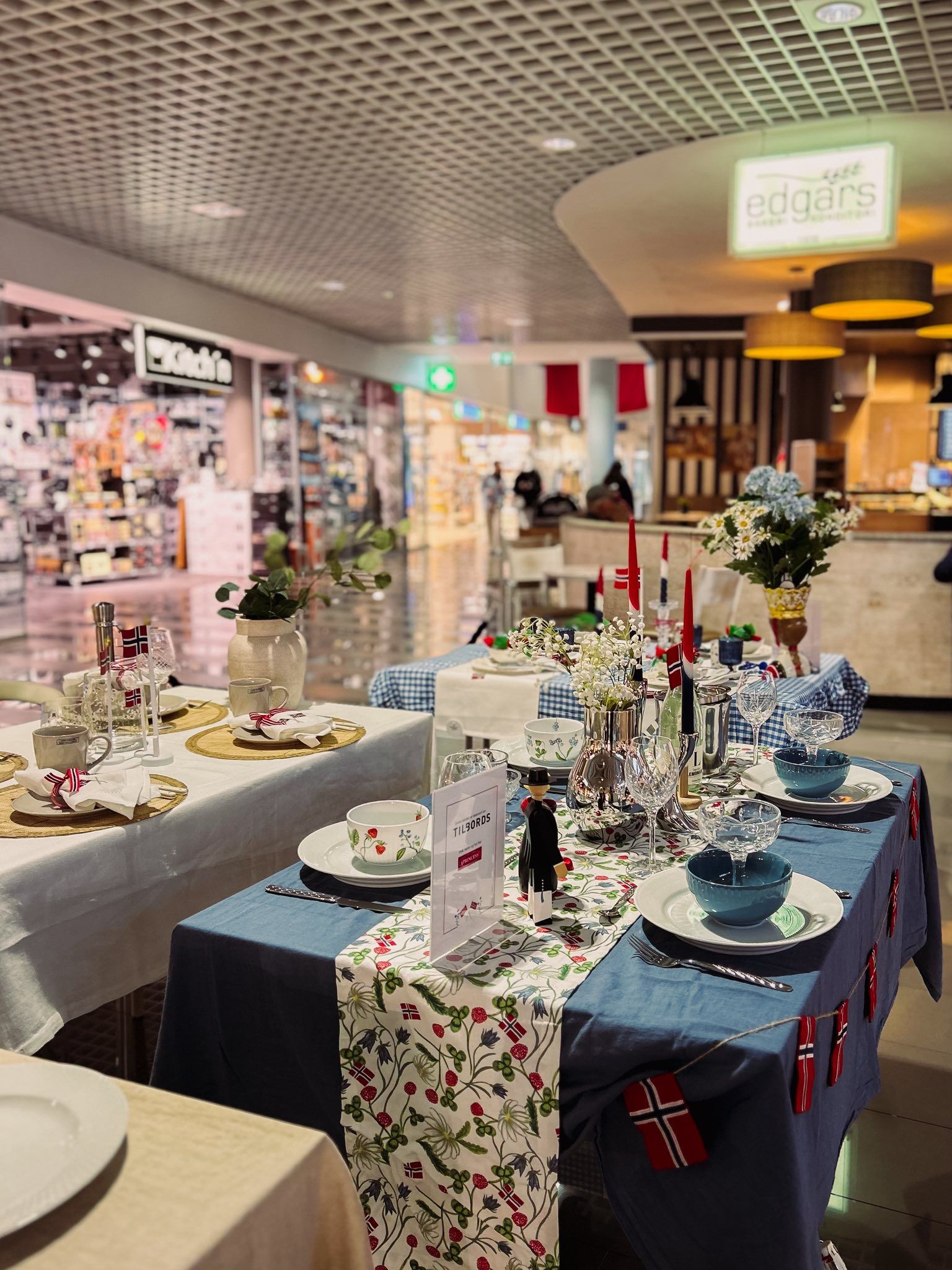 Utstilling fra TILBORDS på ALTI Mandal, med Edgars og Kitchen i bakgrunnen