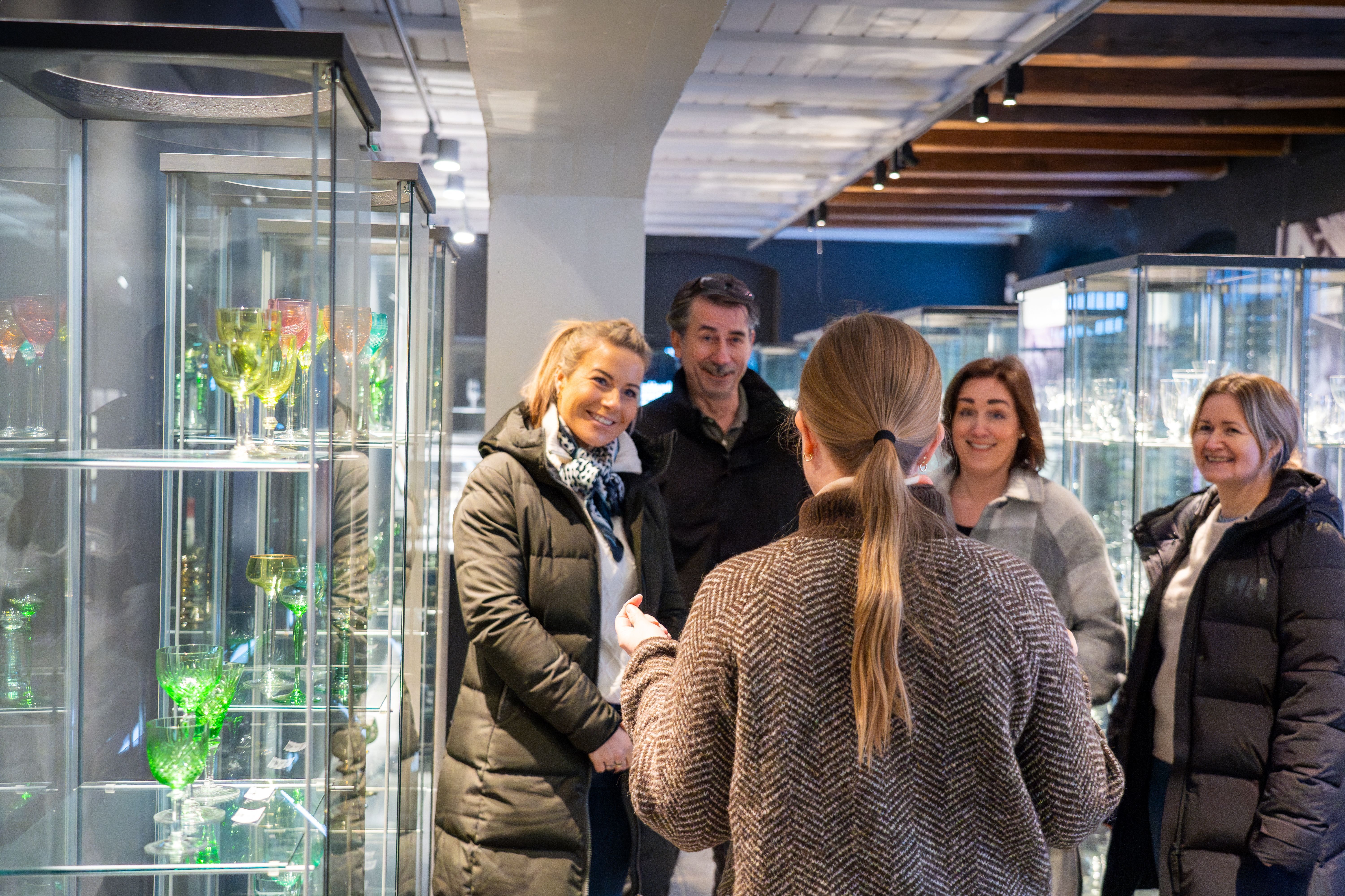 Omvisning for gruppe i Skattkammeret, glassmuseet på Hadeland Glassverk
